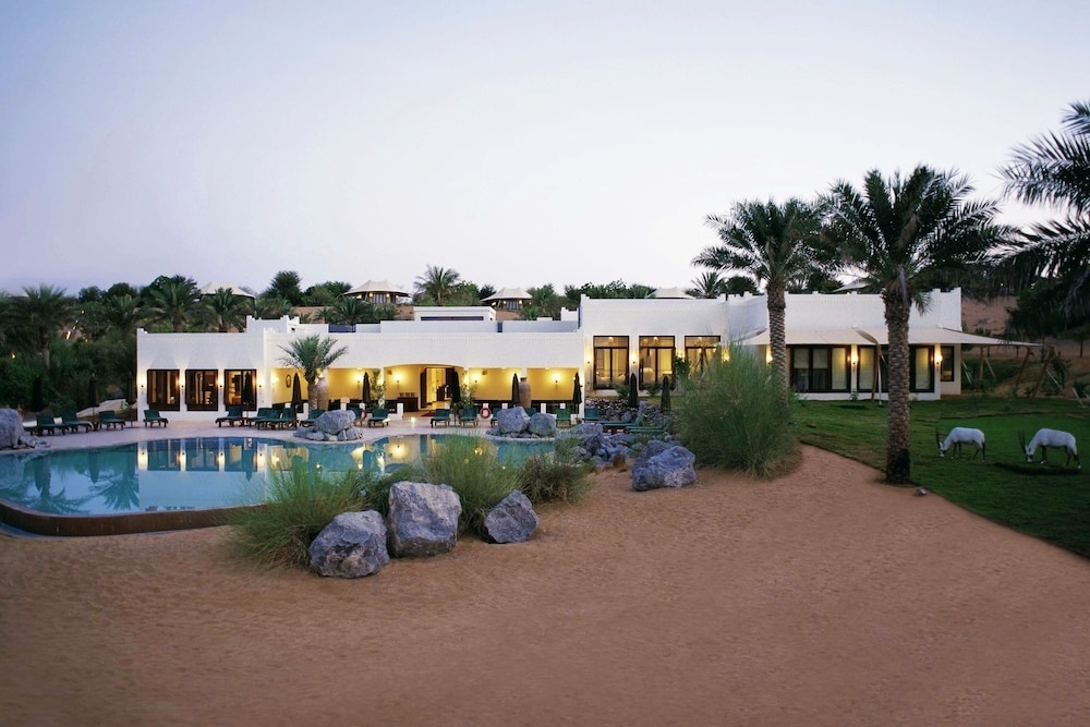 al-maha-desert-resort-at-dusk
