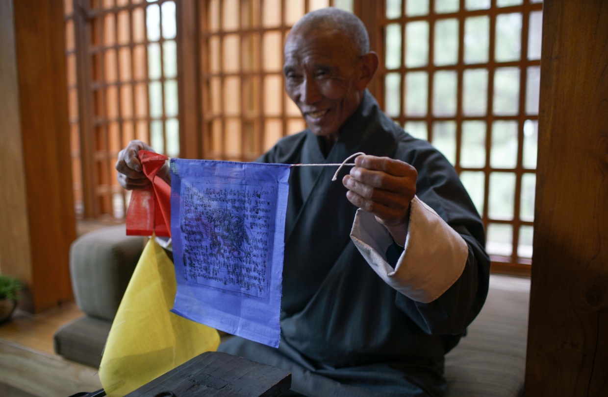 amankora_prayer_flag_making_lesson